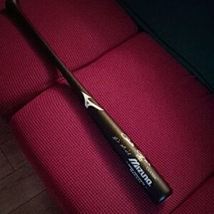 Mizuno Black & White Baseball Bat Signed By Pete ROSE